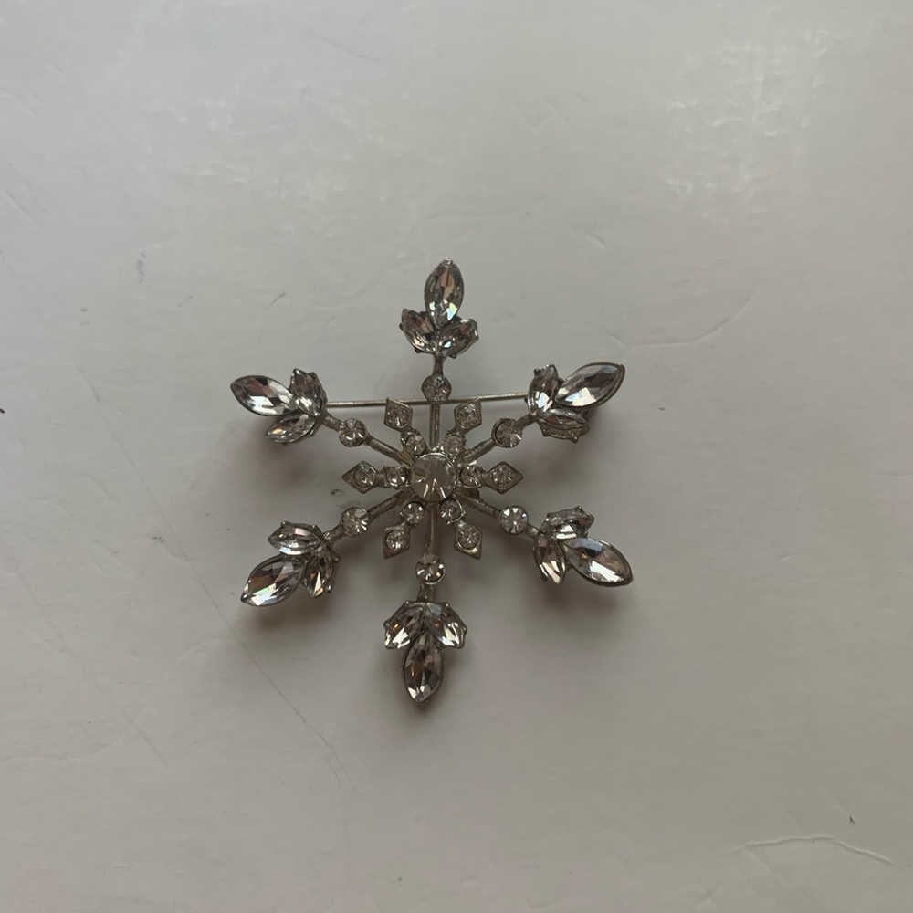 Snow flack brooch with locking back (1606)